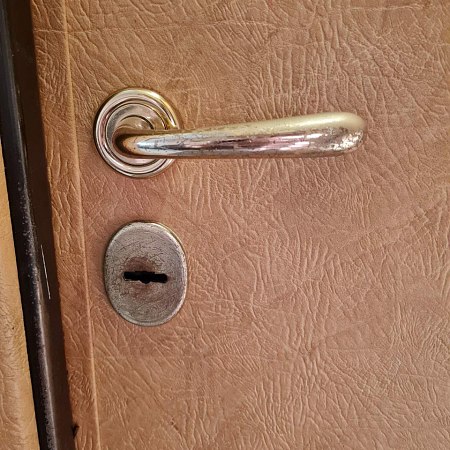 Замена ручек и накладок входной двери
